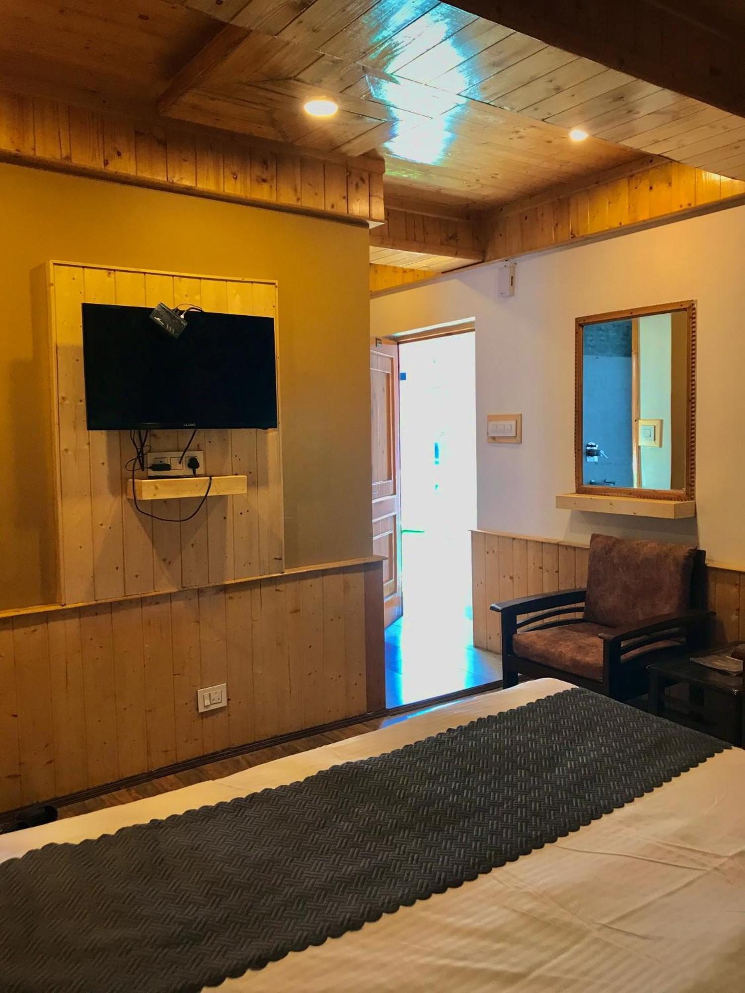 The Avenue Hotel , Manali A River Side Hotel Exterior photo