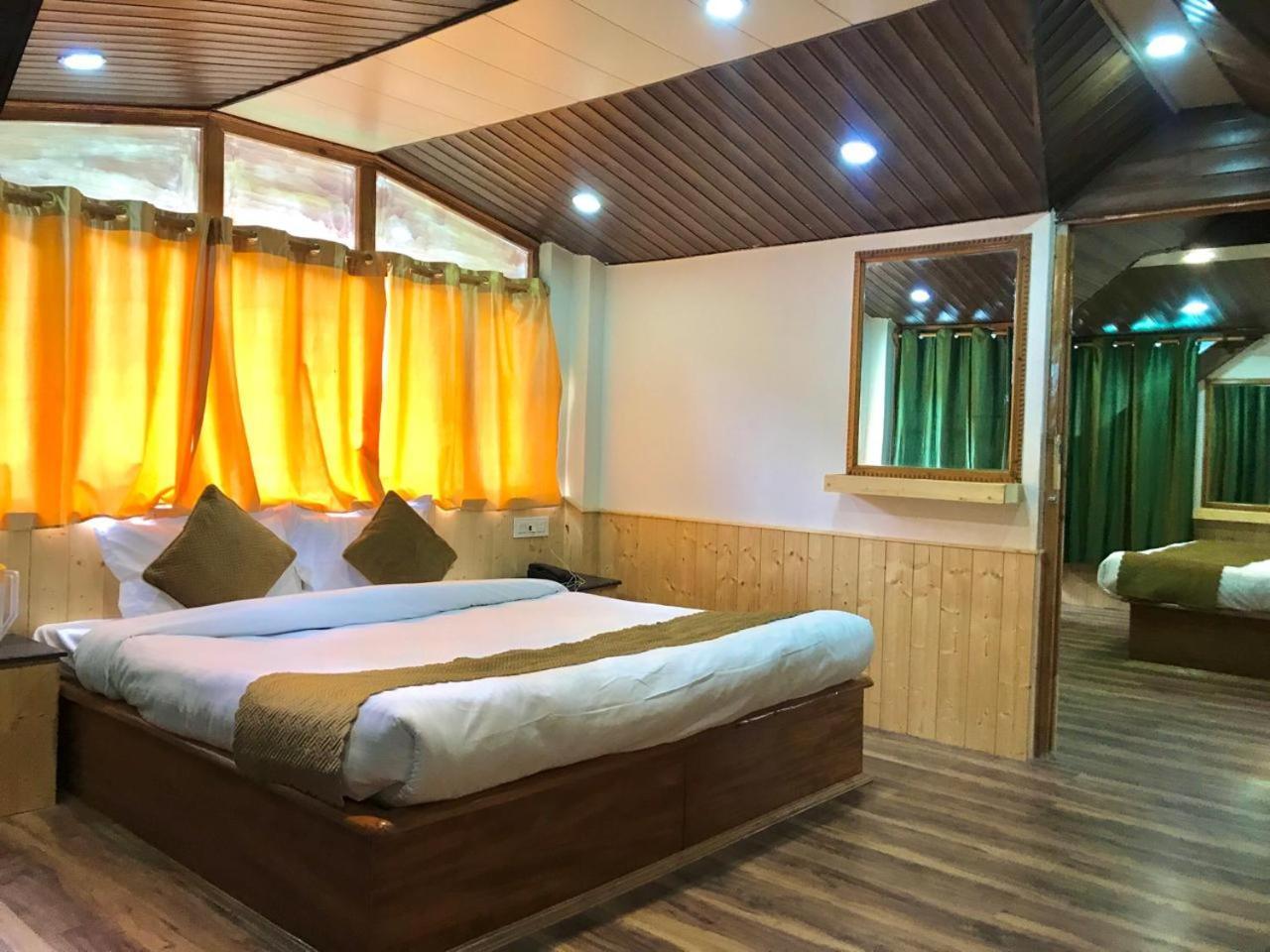 The Avenue Hotel , Manali A River Side Hotel Exterior photo