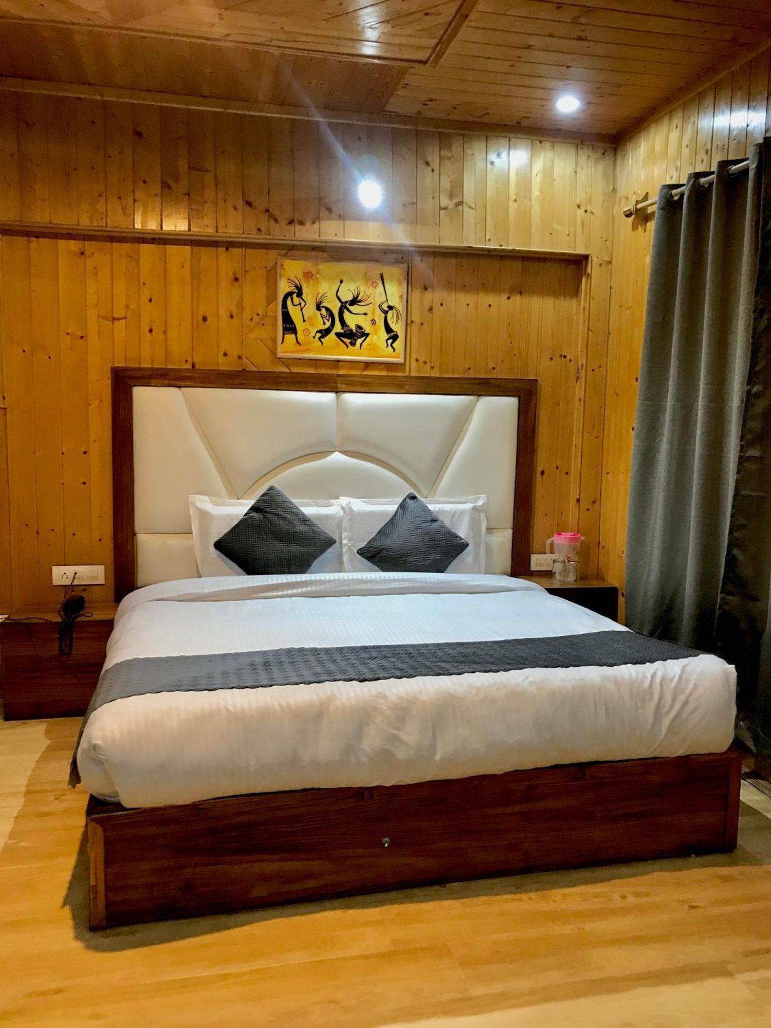 The Avenue Hotel , Manali A River Side Hotel Exterior photo