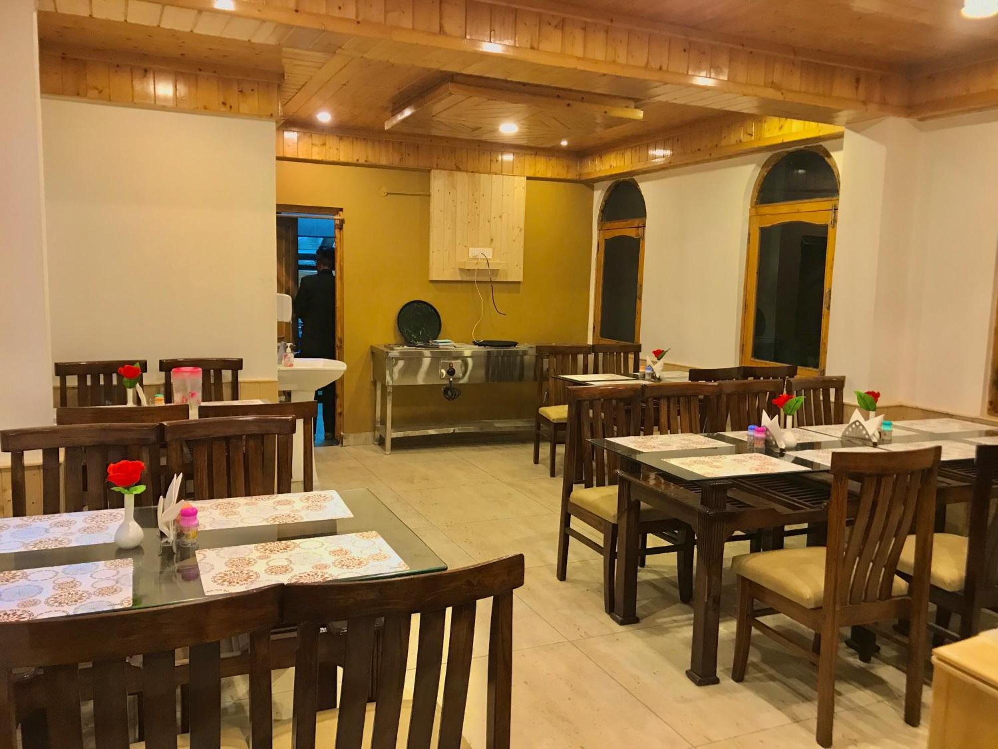 The Avenue Hotel , Manali A River Side Hotel Exterior photo